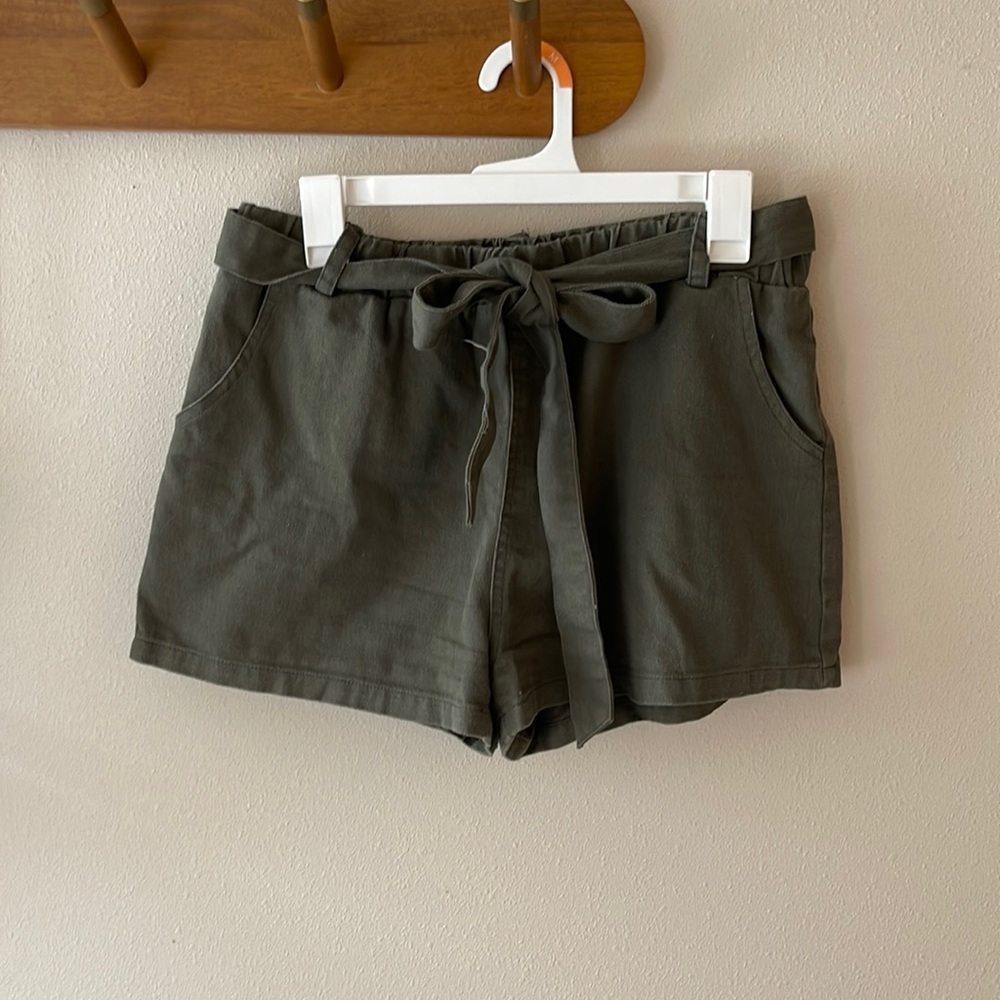 L Hunter Green Short with bow